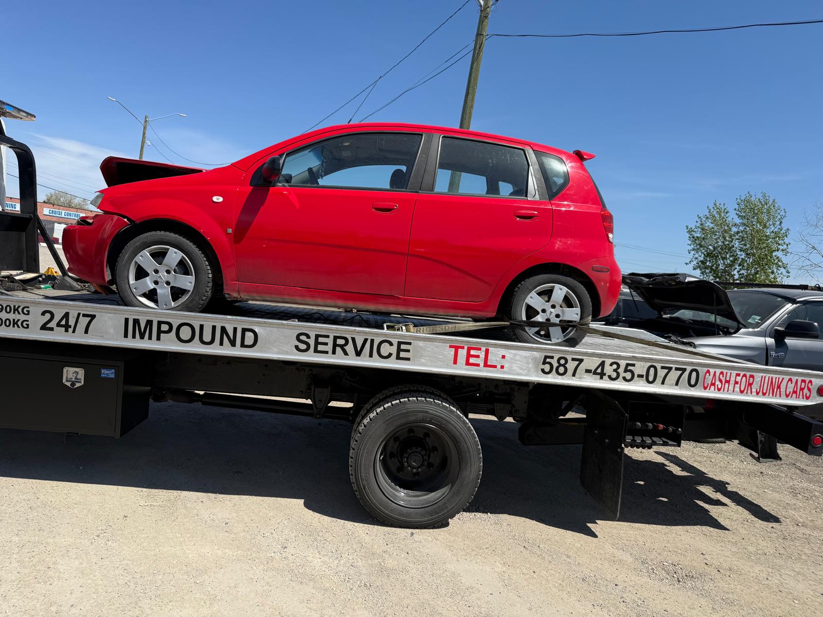 Towing vs Roadside Assistance: What’s the Difference & Which One Do You Need?